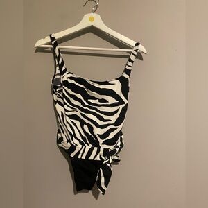 La Bianca‎ Swimsuit- Black & White Abstract Pattern- Hip Tie One Piece Size 6